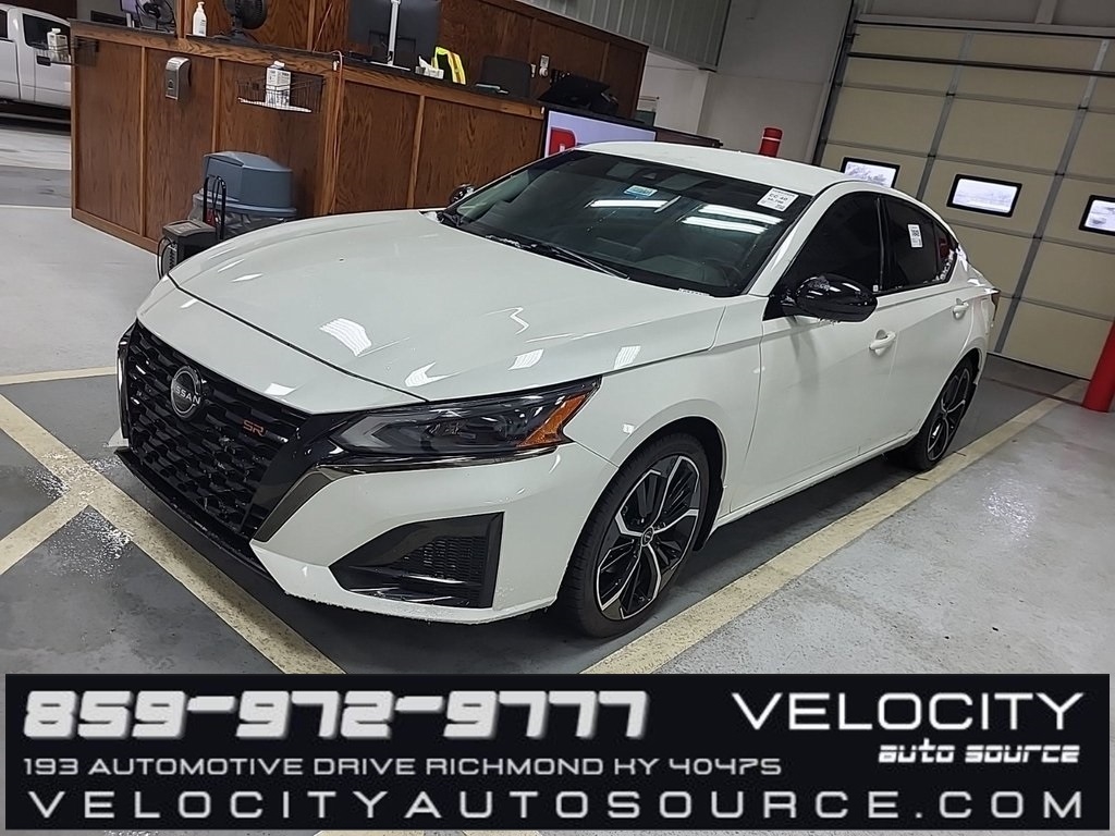 2023 Nissan Altima SR's photo