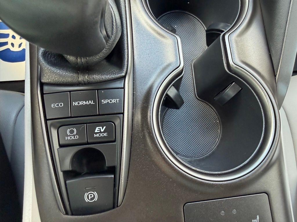 Toyota Camry Hybrid  2022