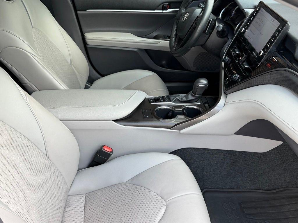 Toyota Camry Hybrid  2022