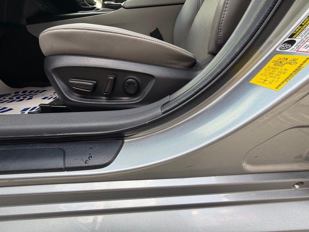 Toyota Camry Hybrid  2022