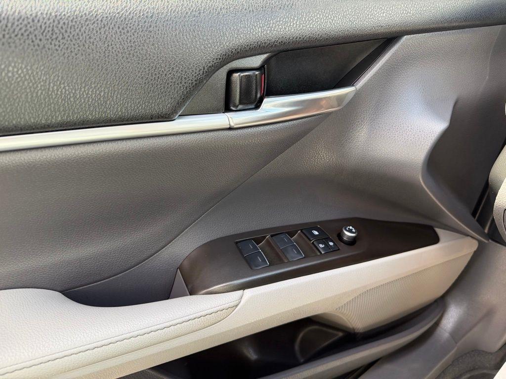 Toyota Camry Hybrid  2022