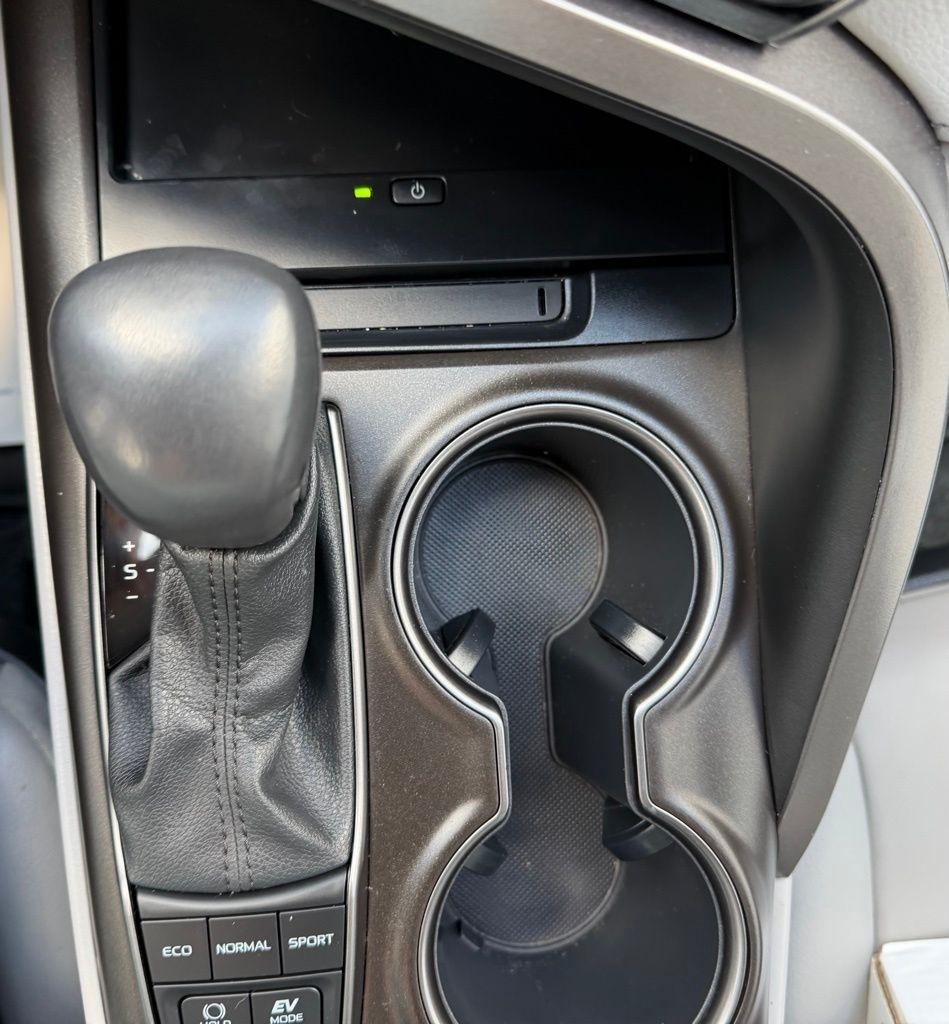 Toyota Camry Hybrid  2022