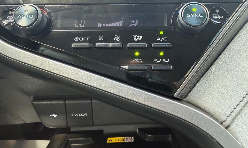 Toyota Camry Hybrid  2022