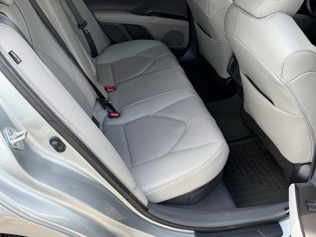 Toyota Camry Hybrid  2022