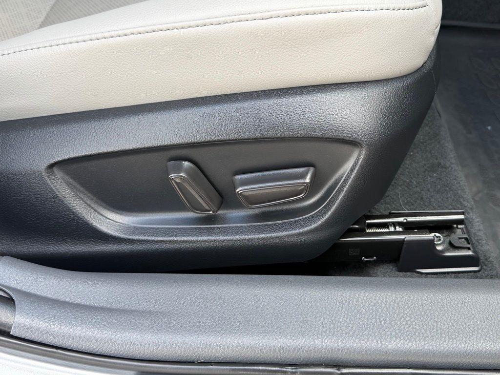 Toyota Camry Hybrid  2022