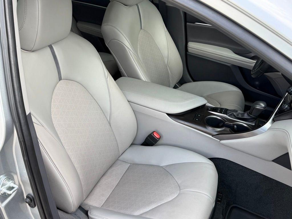 Toyota Camry Hybrid  2022