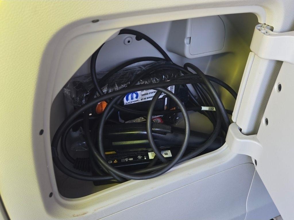 Chrysler Pacifica Hybrid  2023