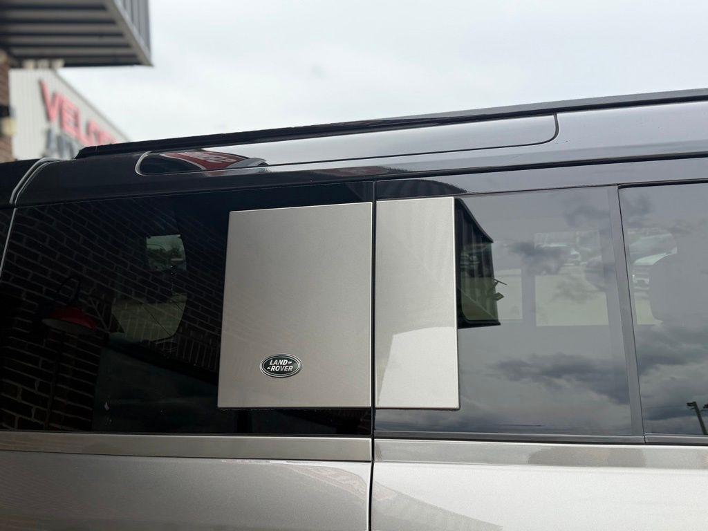 Land Rover Defender  2021