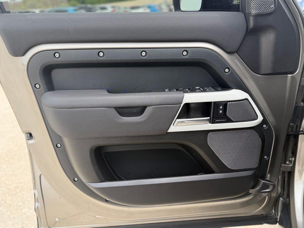 Land Rover Defender  2021