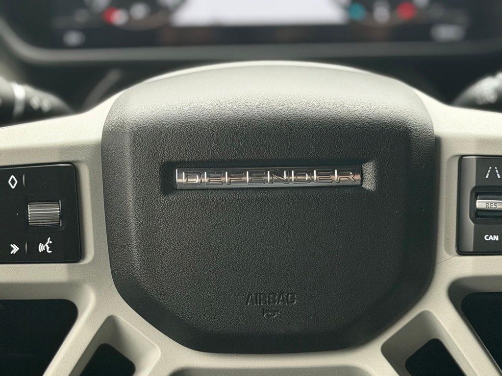 Land Rover Defender  2021
