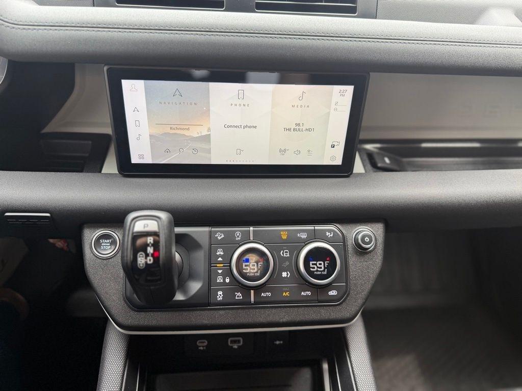Land Rover Defender  2021