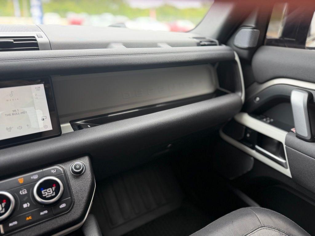 Land Rover Defender  2021
