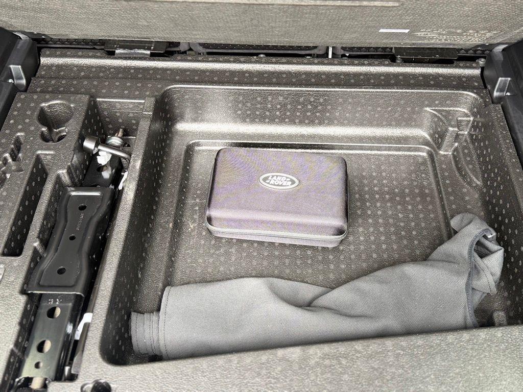 Land Rover Defender  2021