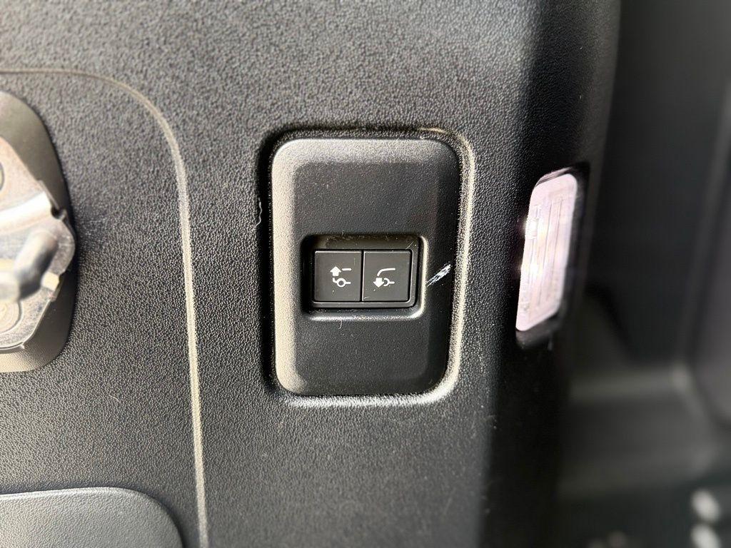 Land Rover Defender  2021