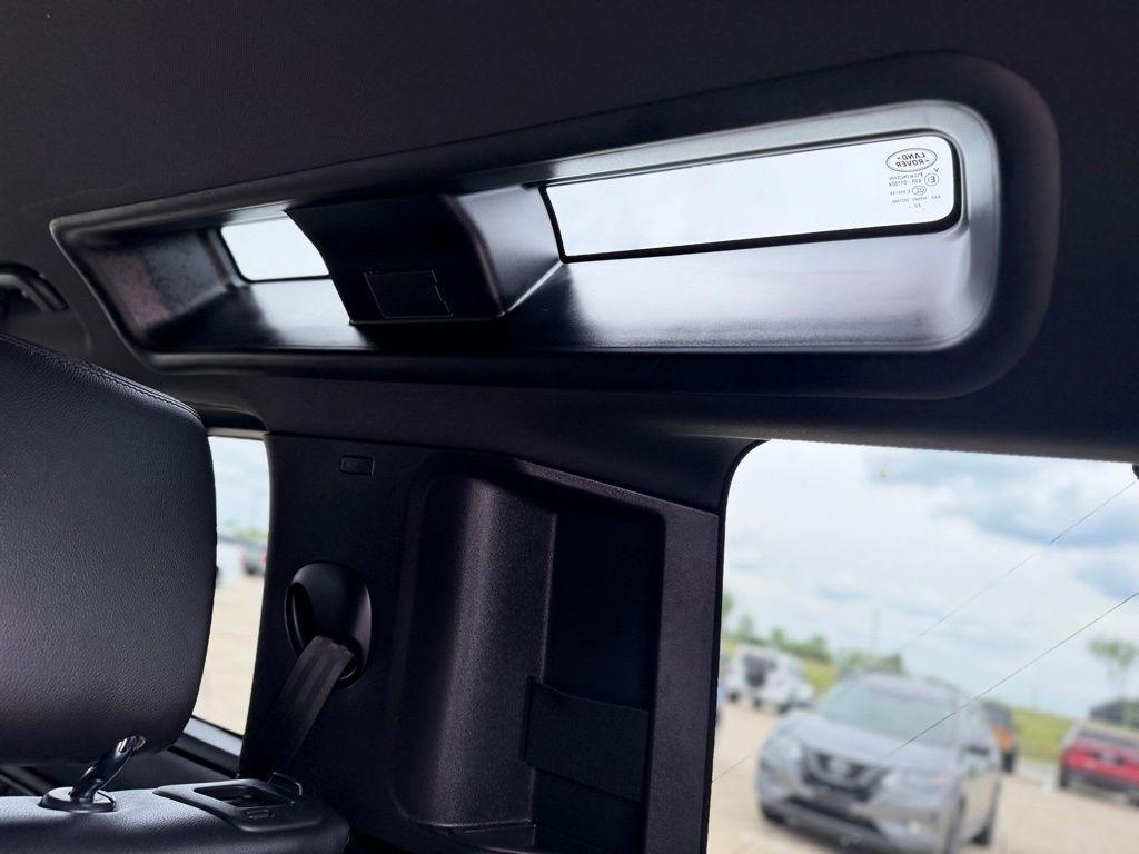 Land Rover Defender  2021