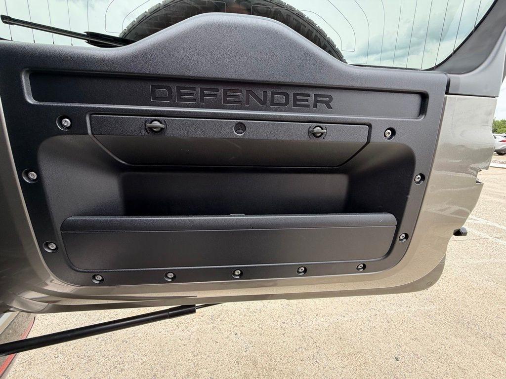 Land Rover Defender  2021
