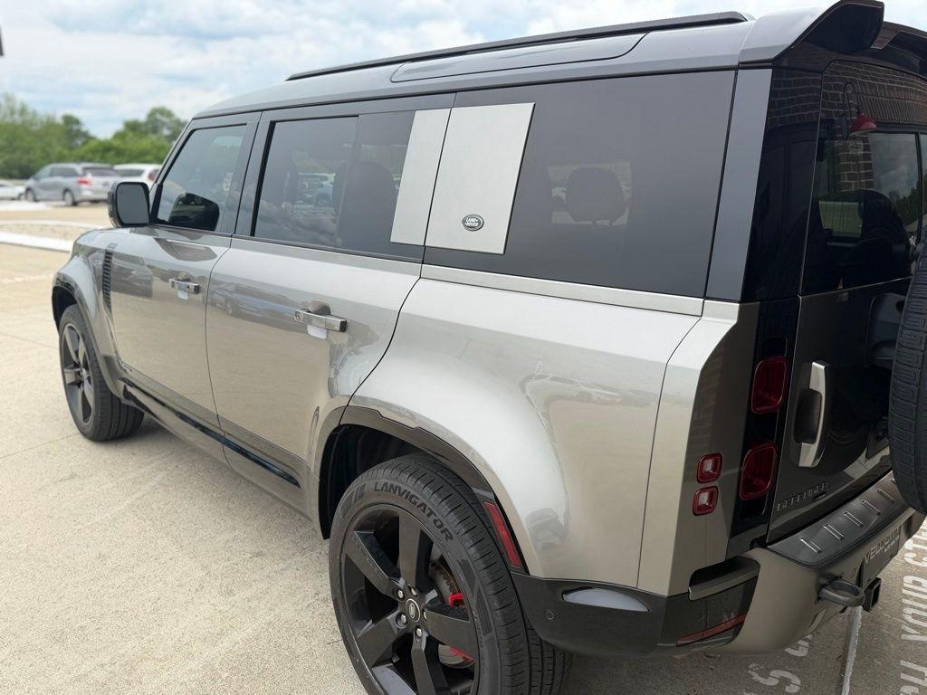 Land Rover Defender  2021