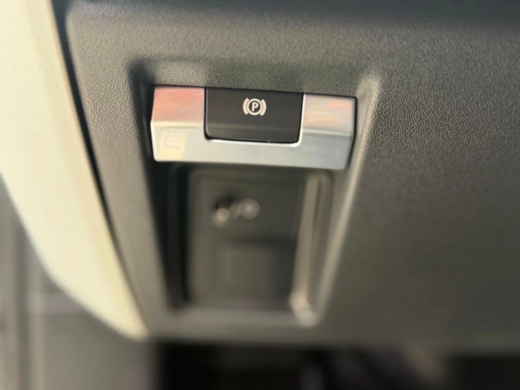 Land Rover Defender  2021