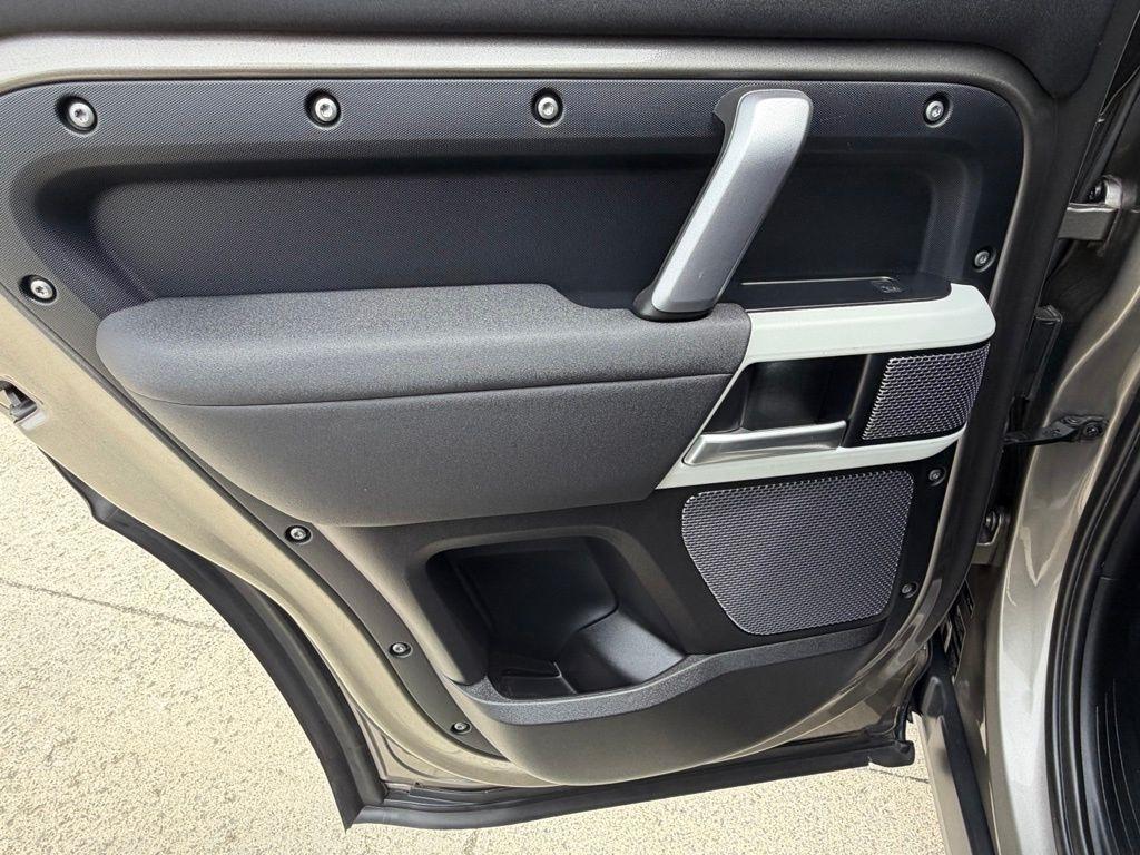 Land Rover Defender  2021