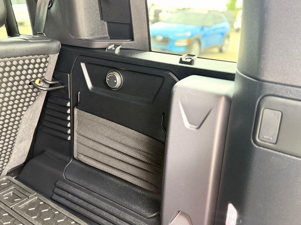 Land Rover Defender  2021