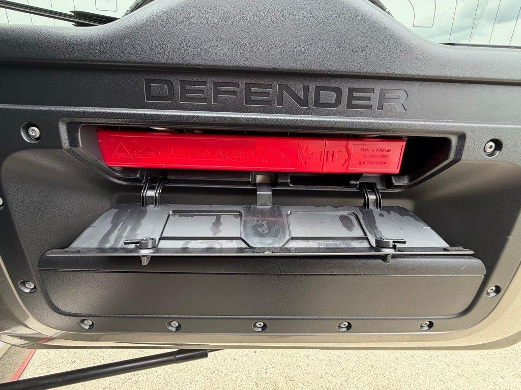 Land Rover Defender  2021