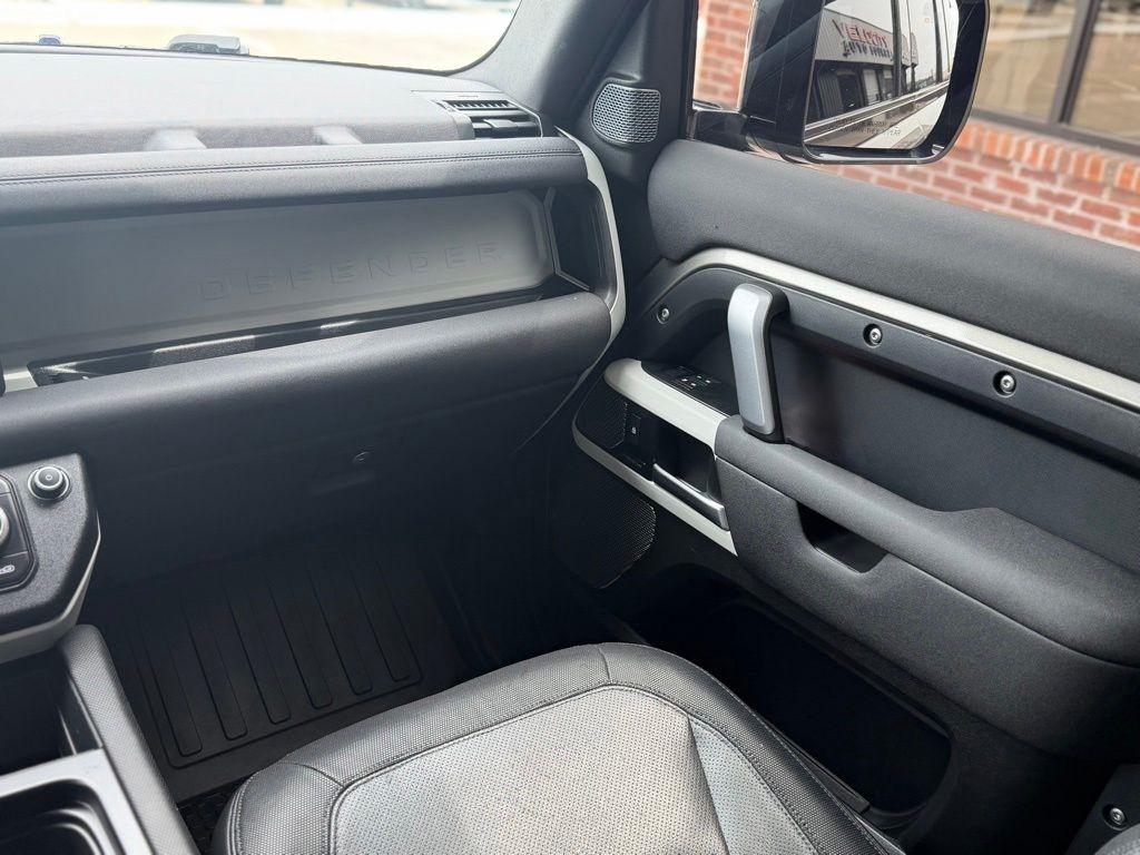 Land Rover Defender  2021