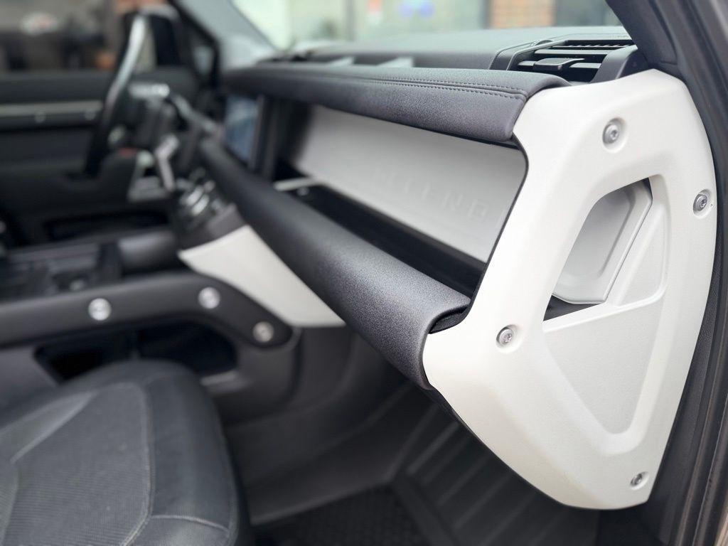 Land Rover Defender  2021