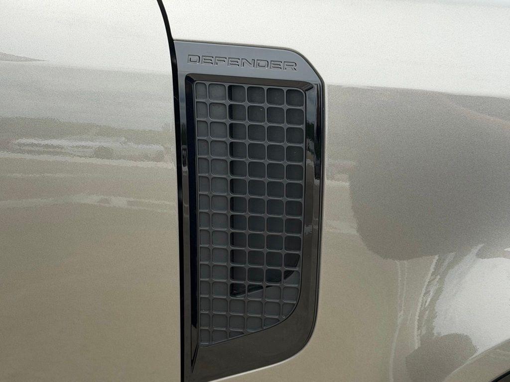 Land Rover Defender  2021