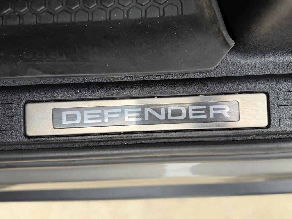 Land Rover Defender  2021