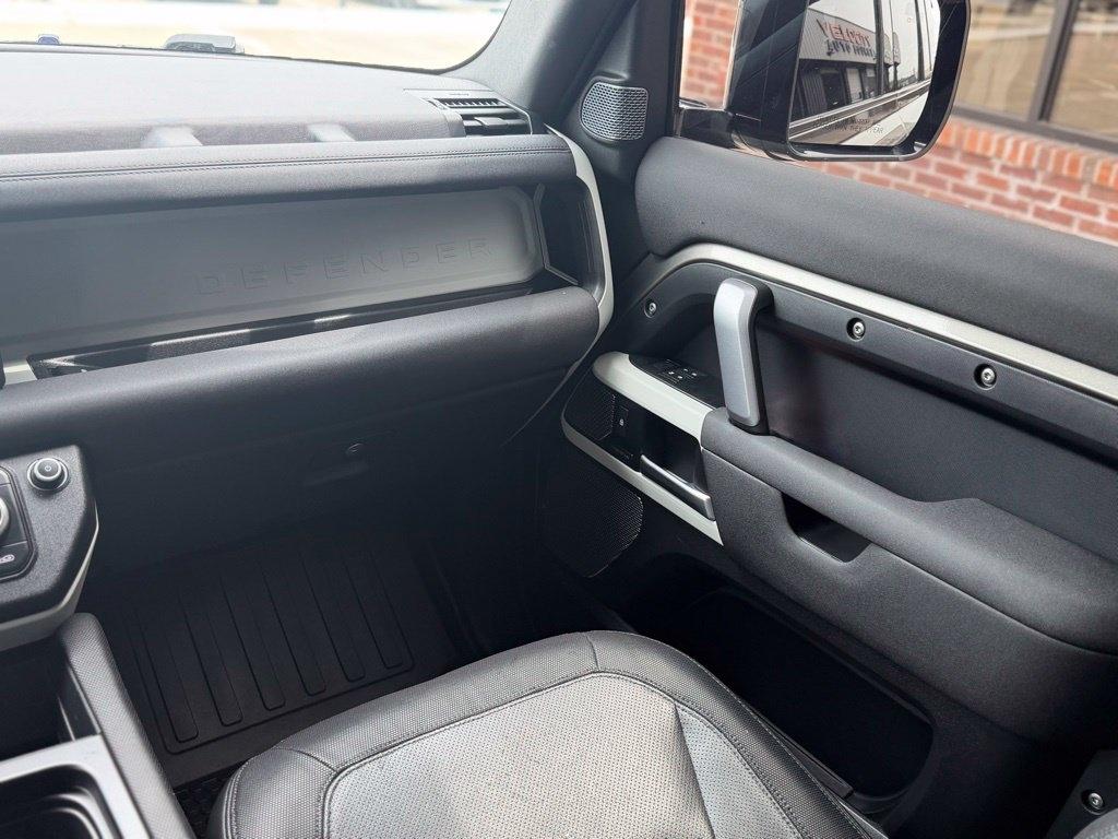 Land Rover Defender  2021