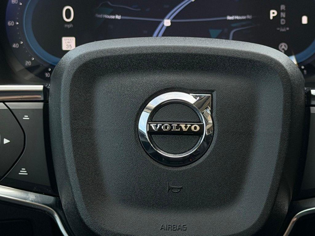 Volvo XC40  2024