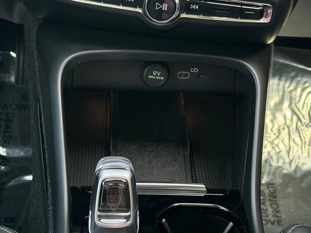 Volvo XC40  2024