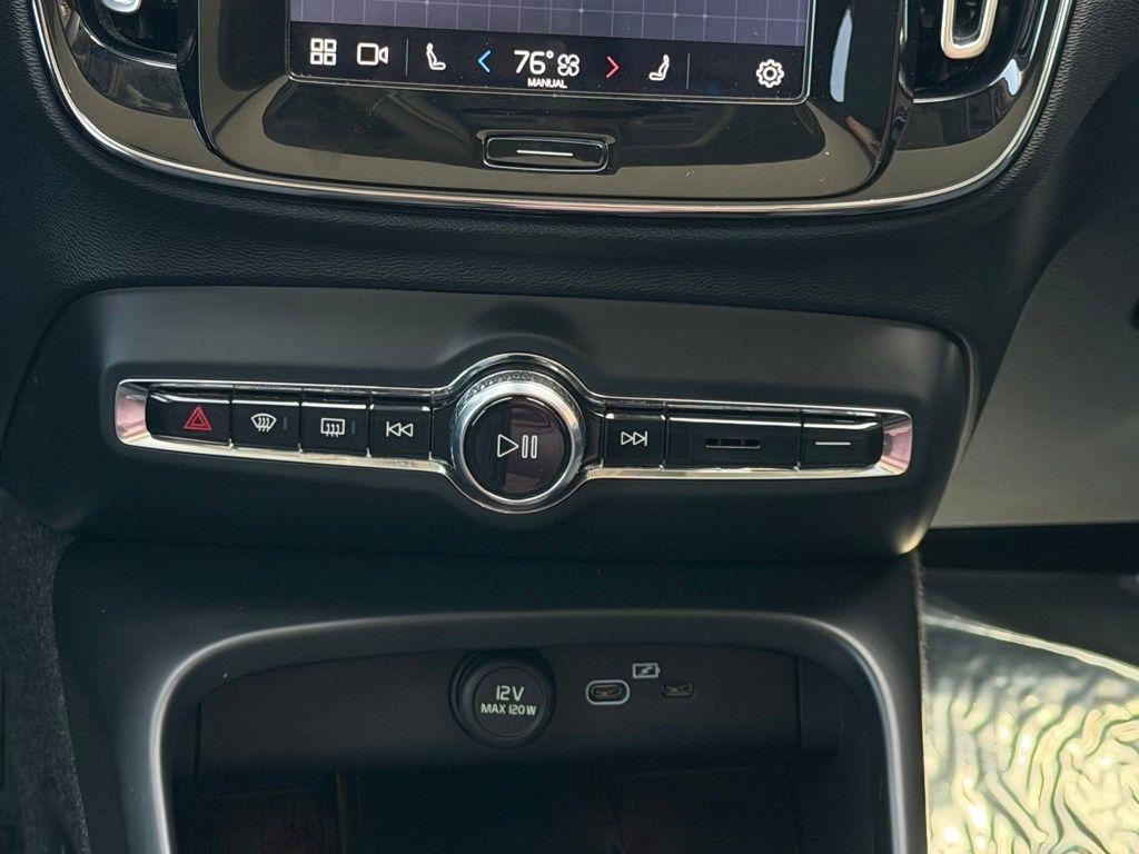 Volvo XC40  2024