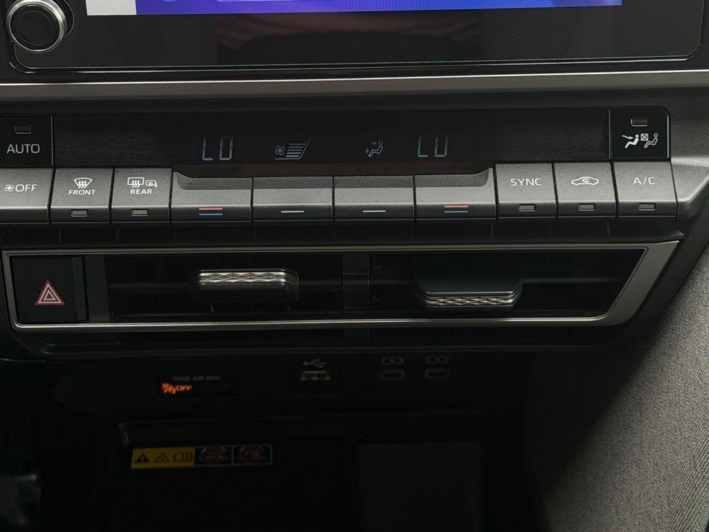 Toyota Camry Hybrid  2025