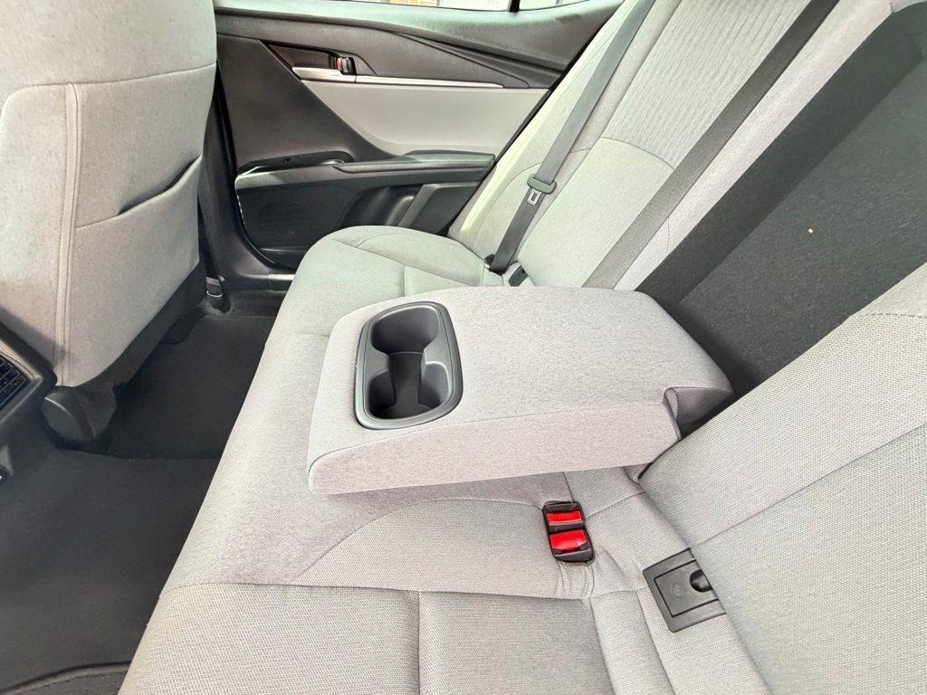 Toyota Camry Hybrid  2025