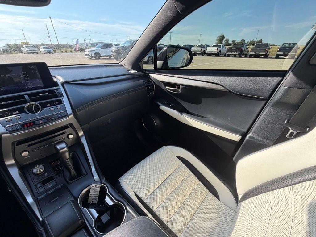 Lexus NX 300  2021