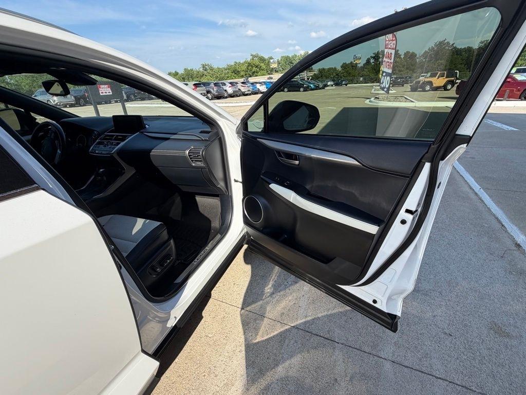 Lexus NX 300  2021
