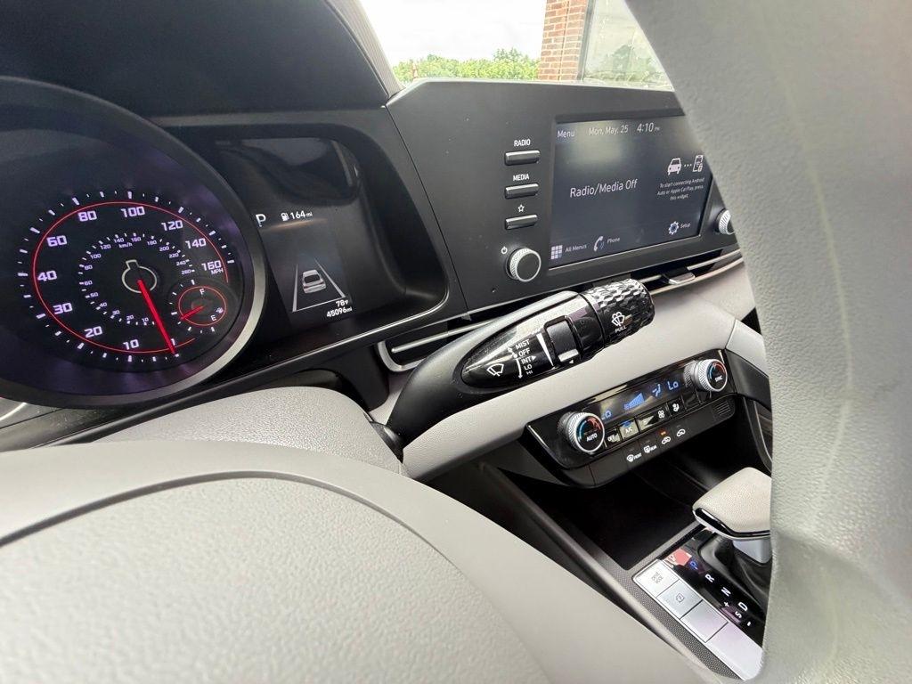 Hyundai Elantra  2023