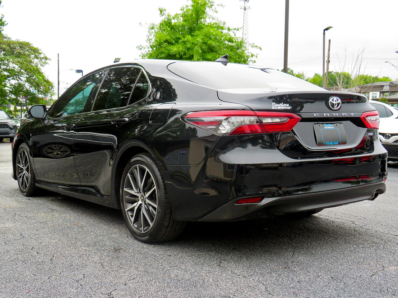 2021 Toyota Camry XLE photo 3