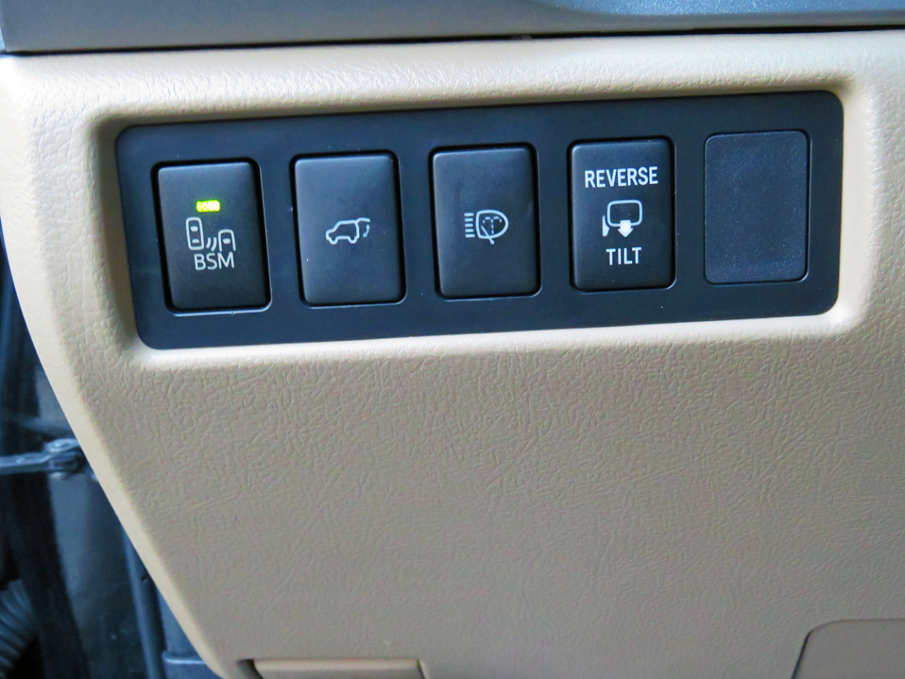 Toyota Sequoia RWD 5.7L Platinum (Natl) 2013 Toyota Sequoia RWD 5.7L Platinum (Natl) 2013