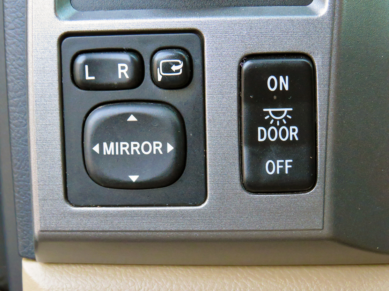 Toyota Sequoia RWD 5.7L Platinum (Natl) 2013 Toyota Sequoia RWD 5.7L Platinum (Natl) 2013