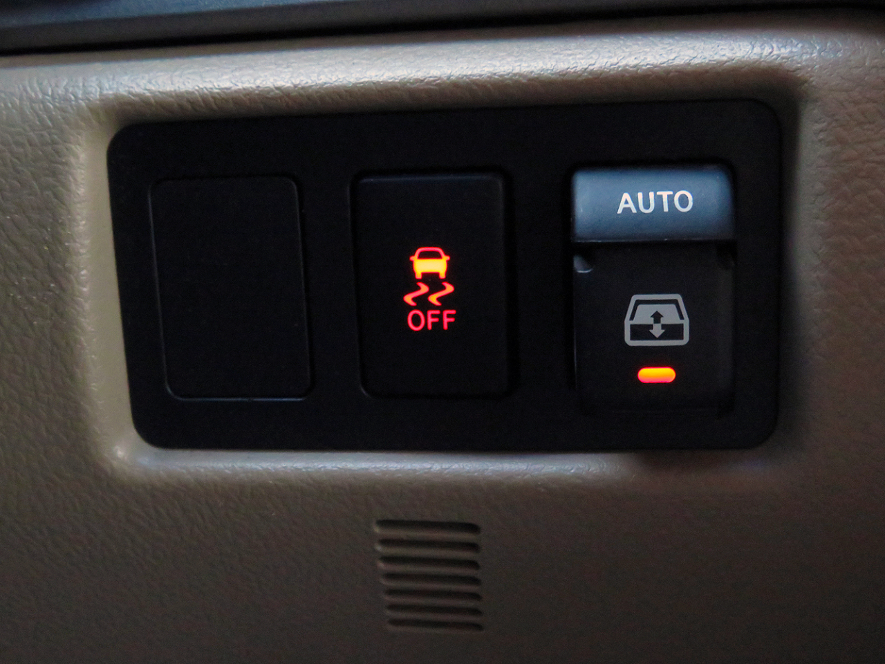 Toyota Sequoia RWD 5.7L Platinum (Natl) 2013 Toyota Sequoia RWD 5.7L Platinum (Natl) 2013