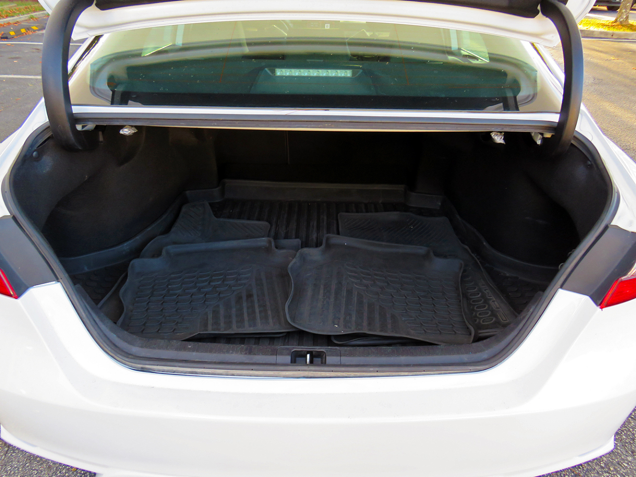 2022 Toyota Camry SE photo 3