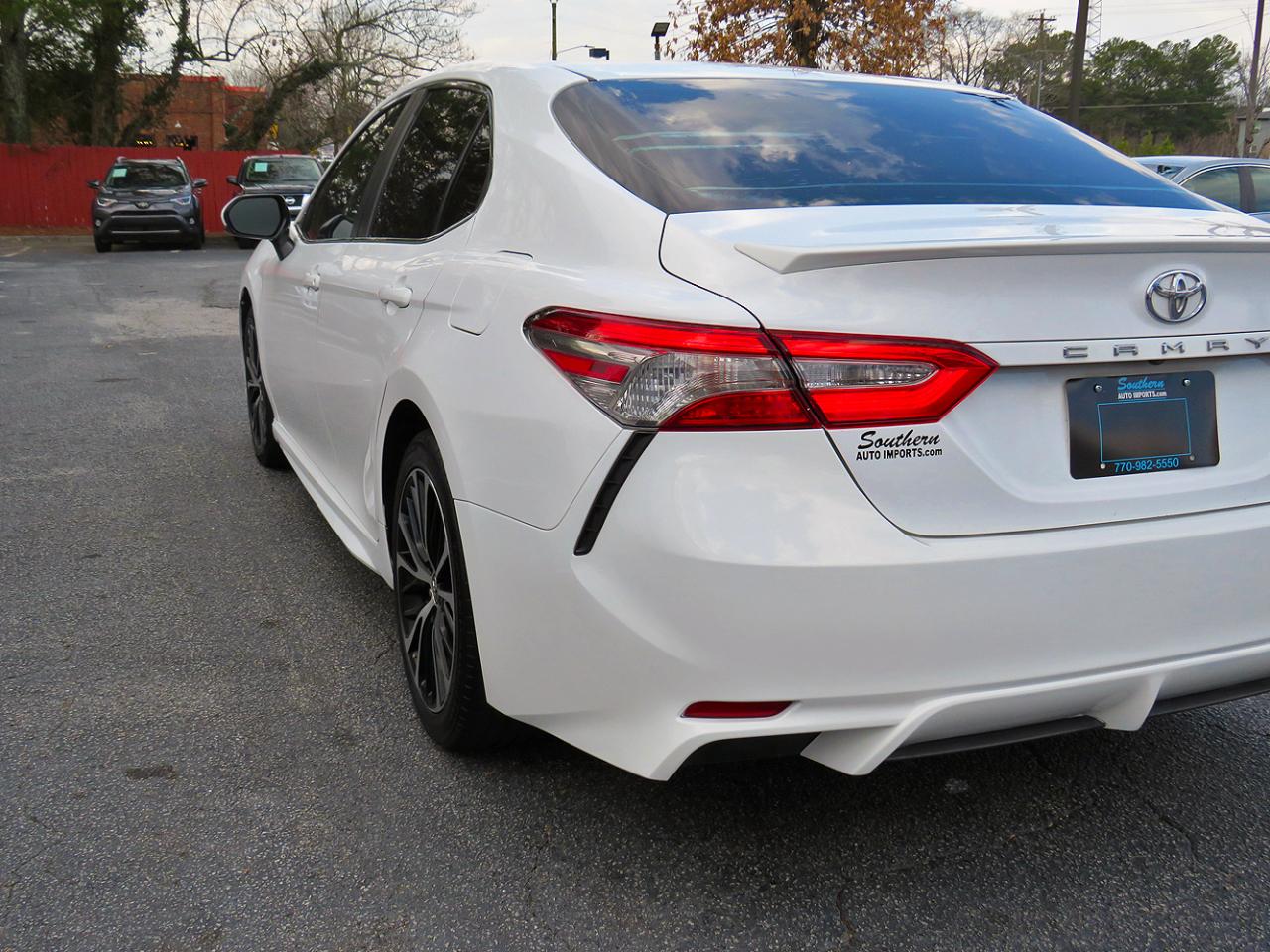 Toyota Camry SE Auto (Natl) 2018