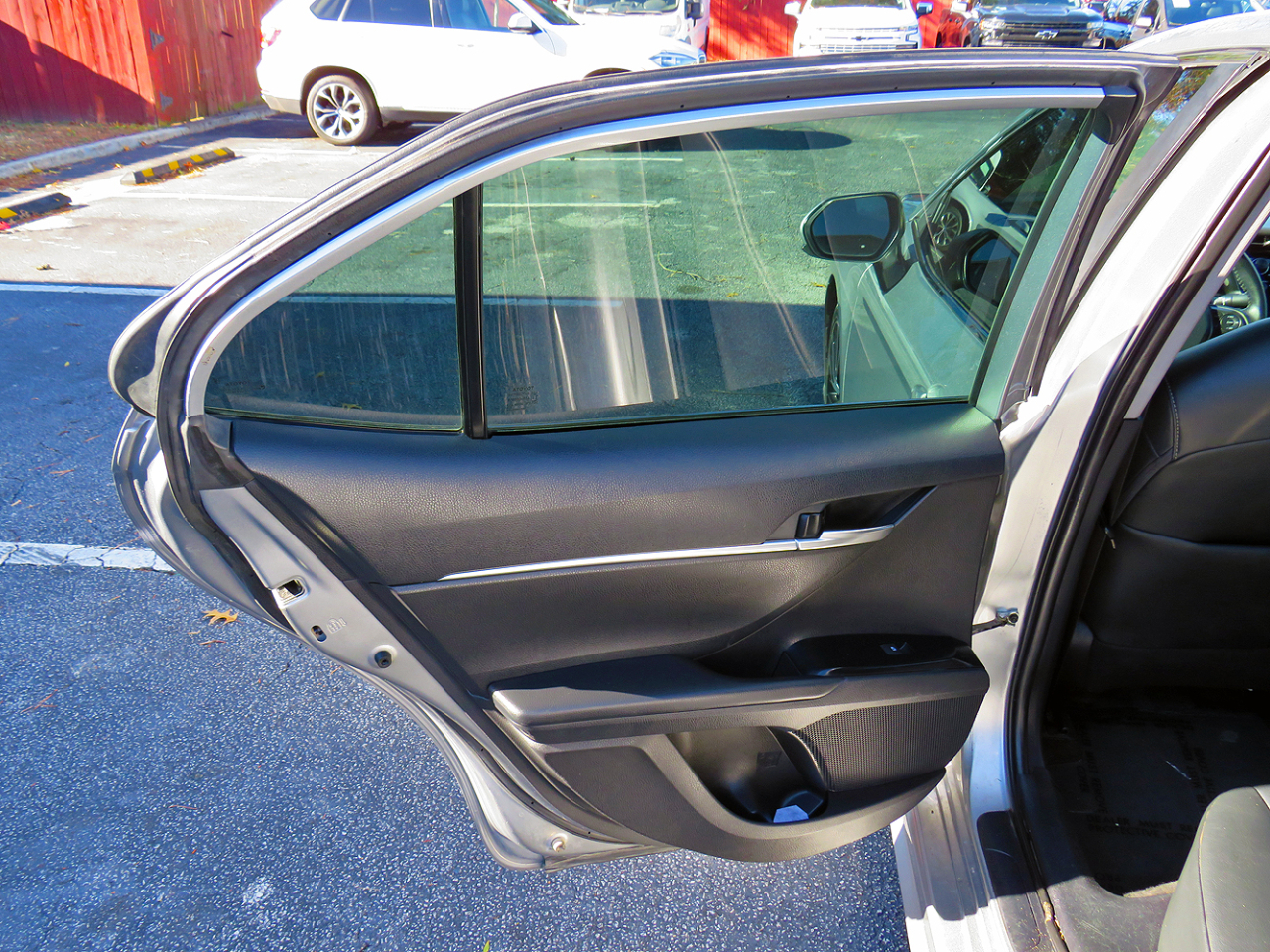 Toyota Camry SE Auto (Natl) 2020