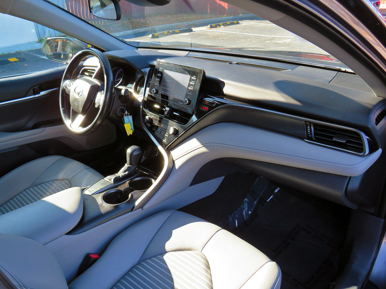 Toyota Camry SE Auto (Natl) 2021