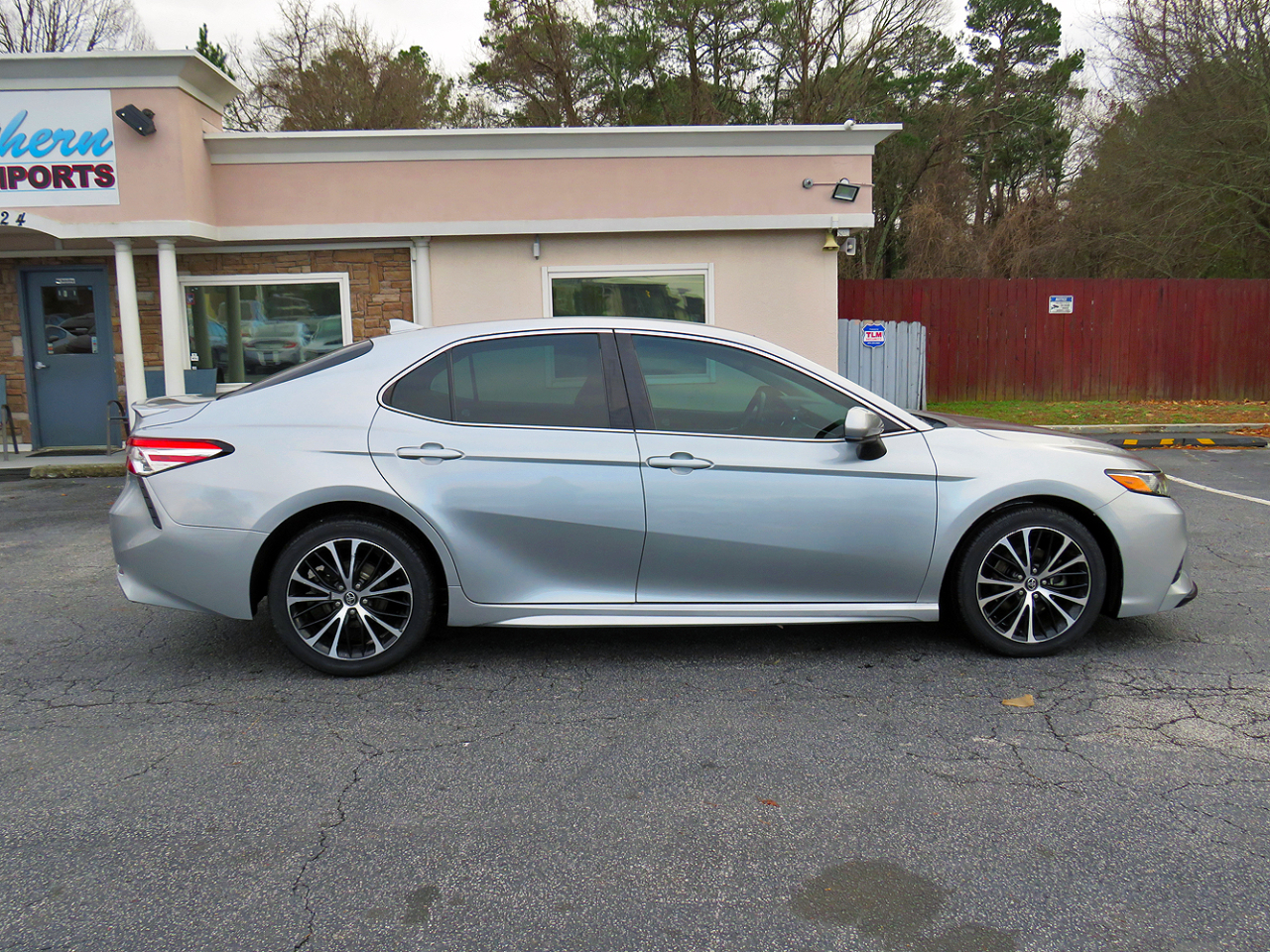 Toyota Camry SE Auto (Natl) 2020