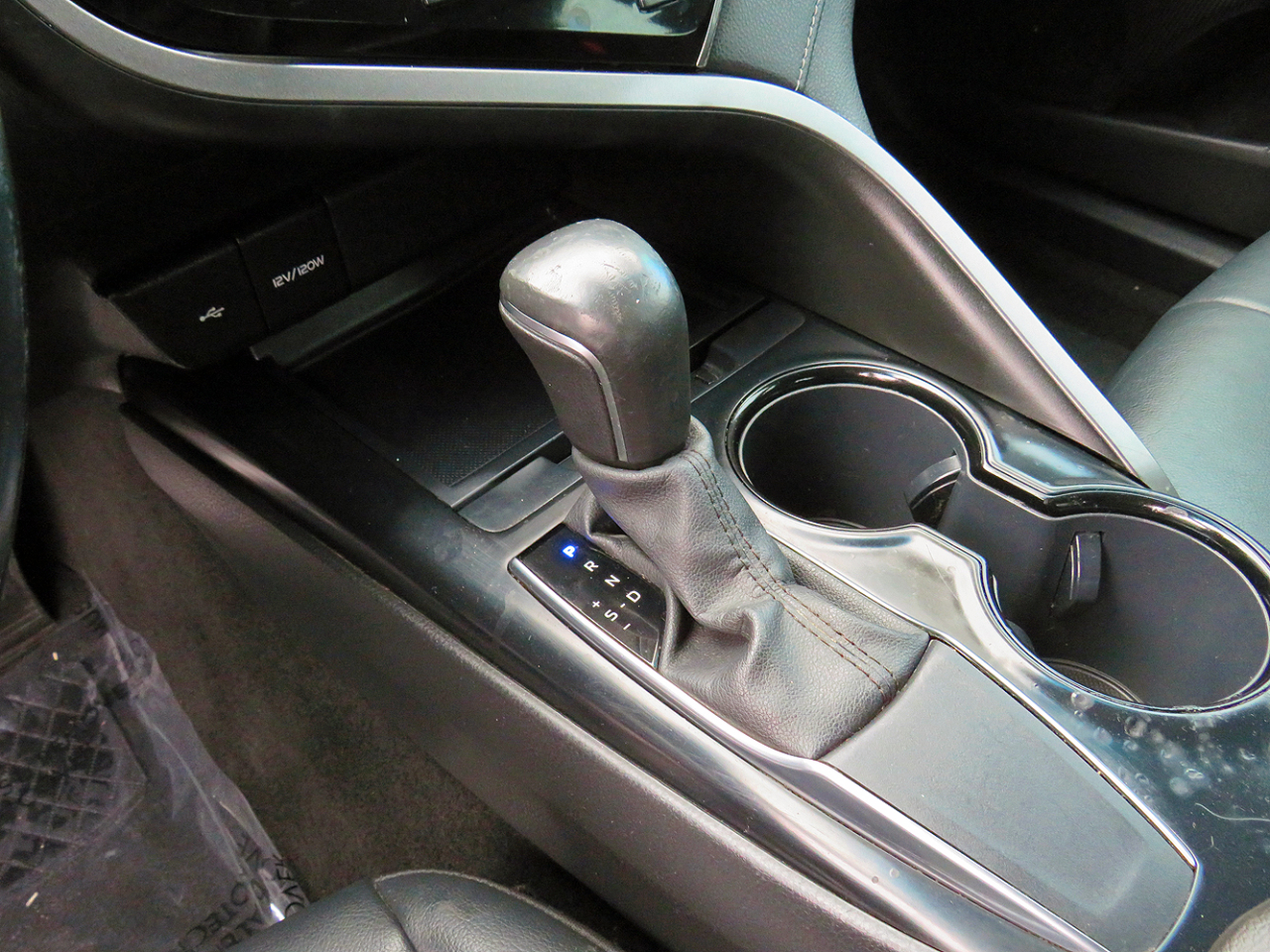 Toyota Camry SE Auto (Natl) 2020