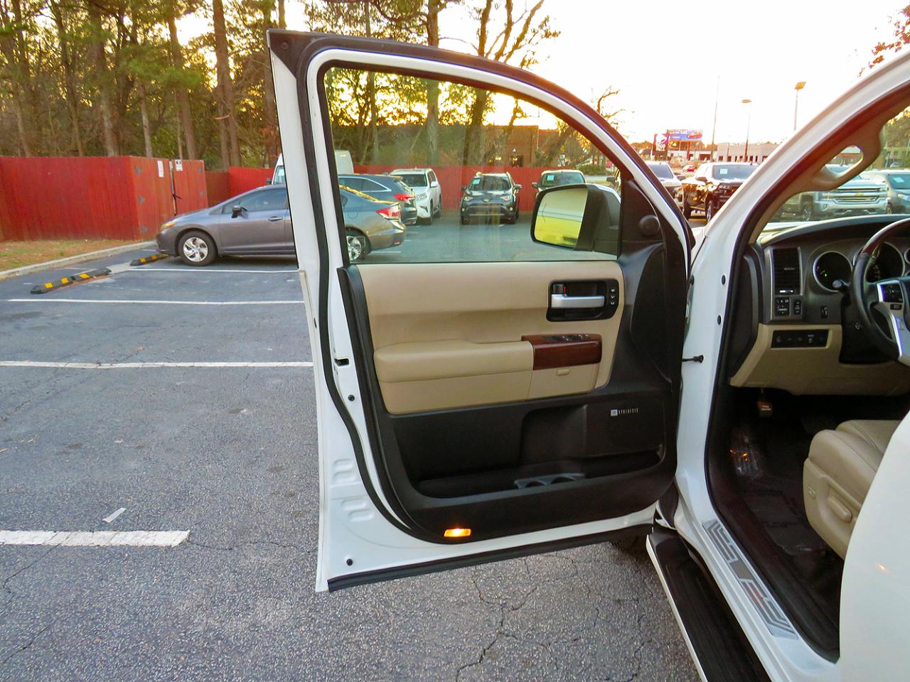 Toyota Sequoia 4WD 5.7L FFV Platinum (Natl) 2014