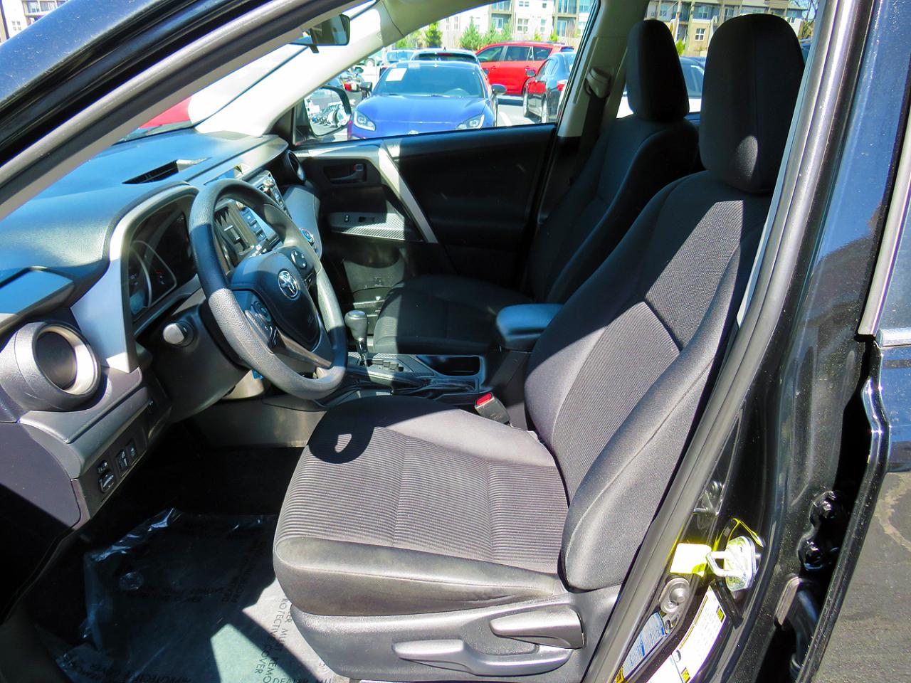 Toyota RAV4 AWD 4dr LE (Natl) 2015